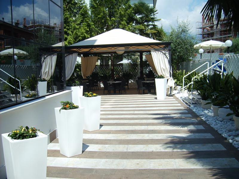 Hotel La Perla Riva del Garda Exterior photo